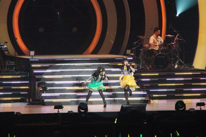 最初のパートのテーマは「ロック」! アップテンポの曲をメンバーが入れ替わり立ち替わり7曲連続で歌い上げた。PSP「アイドルマスターシャイニーフェスタ」での新しい試みだったバンドスタイルも、ステージ上に生バンドを参加させて再現！ こだわりのサウンドを楽しませてくれた