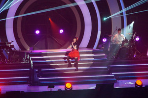 最初のパートのテーマは「ロック」! アップテンポの曲をメンバーが入れ替わり立ち替わり7曲連続で歌い上げた。PSP「アイドルマスターシャイニーフェスタ」での新しい試みだったバンドスタイルも、ステージ上に生バンドを参加させて再現！ こだわりのサウンドを楽しませてくれた