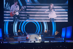 最初のパートのテーマは「ロック」! アップテンポの曲をメンバーが入れ替わり立ち替わり7曲連続で歌い上げた。PSP「アイドルマスターシャイニーフェスタ」での新しい試みだったバンドスタイルも、ステージ上に生バンドを参加させて再現！ こだわりのサウンドを楽しませてくれた