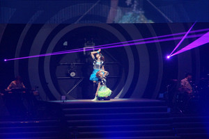 最初のパートのテーマは「ロック」! アップテンポの曲をメンバーが入れ替わり立ち替わり7曲連続で歌い上げた。PSP「アイドルマスターシャイニーフェスタ」での新しい試みだったバンドスタイルも、ステージ上に生バンドを参加させて再現！ こだわりのサウンドを楽しませてくれた