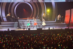 最初のパートのテーマは「ロック」! アップテンポの曲をメンバーが入れ替わり立ち替わり7曲連続で歌い上げた。PSP「アイドルマスターシャイニーフェスタ」での新しい試みだったバンドスタイルも、ステージ上に生バンドを参加させて再現！ こだわりのサウンドを楽しませてくれた