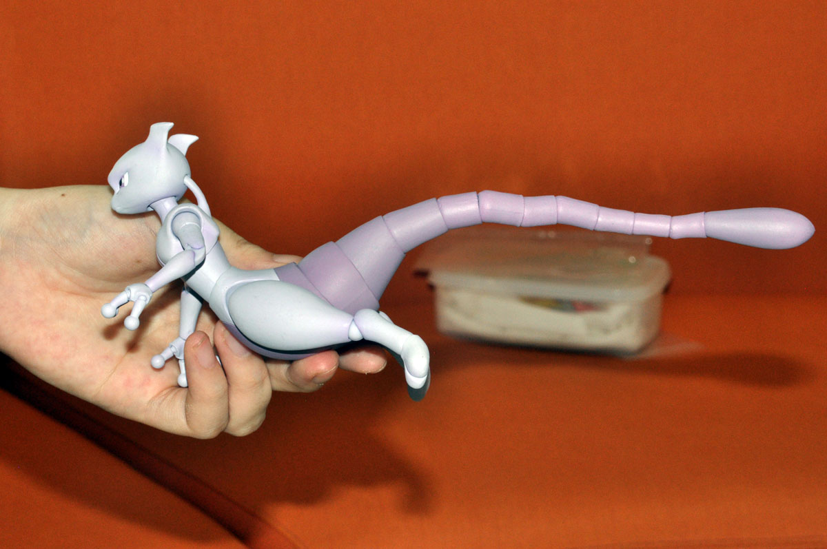 「D-Arts ミュウツー」。飛行ポーズも自然に決まる