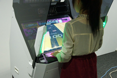 演奏姿で魅せる！ セガの新音ゲー「CHUNITHM（チュウニズム）」 - GAME