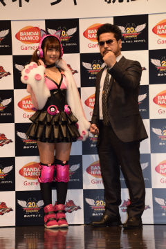 BANDAI NAMCO Entertainment - 鉄拳　限定バナパスポート　デビル仁【ホログラム】ラッキークロエ【佐野ひなこ】 佐野ひなこさんが『鉄拳7』新キャラ“クロエ”に大変身！ ラッキー