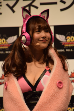 BANDAI NAMCO Entertainment - 鉄拳　限定バナパスポート　デビル仁【ホログラム】ラッキークロエ【佐野ひなこ】 佐野ひなこさんによる新キャラ「ラッキー・クロエ」のコスプレも