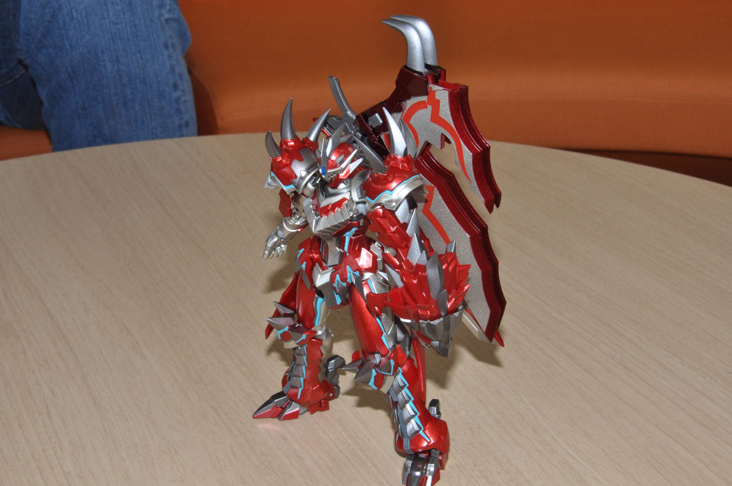 大剣を背負わせることも可能。「モンハン」の設定を意識したギミックだ