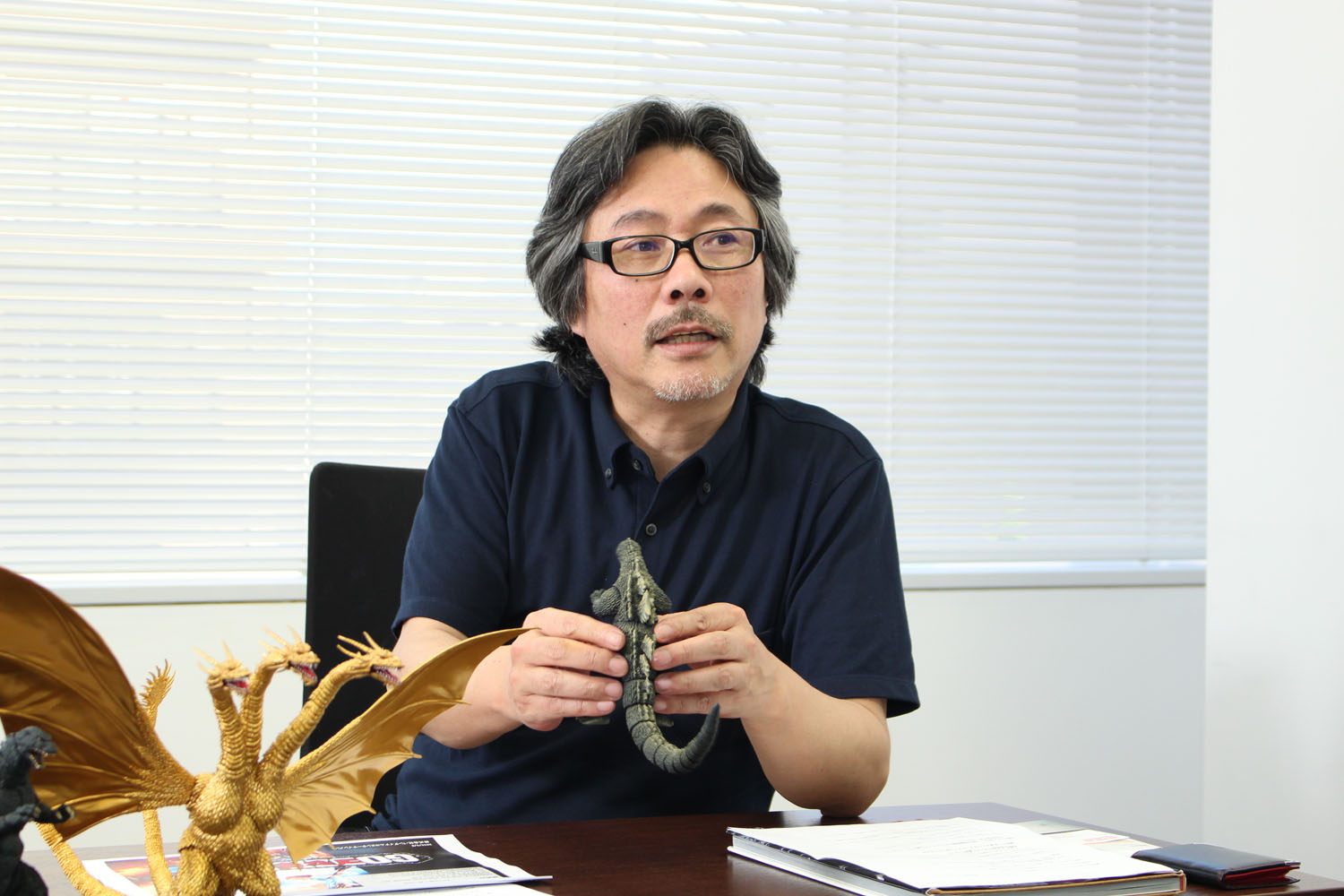 酒井氏にフィギュアを持ってもらった