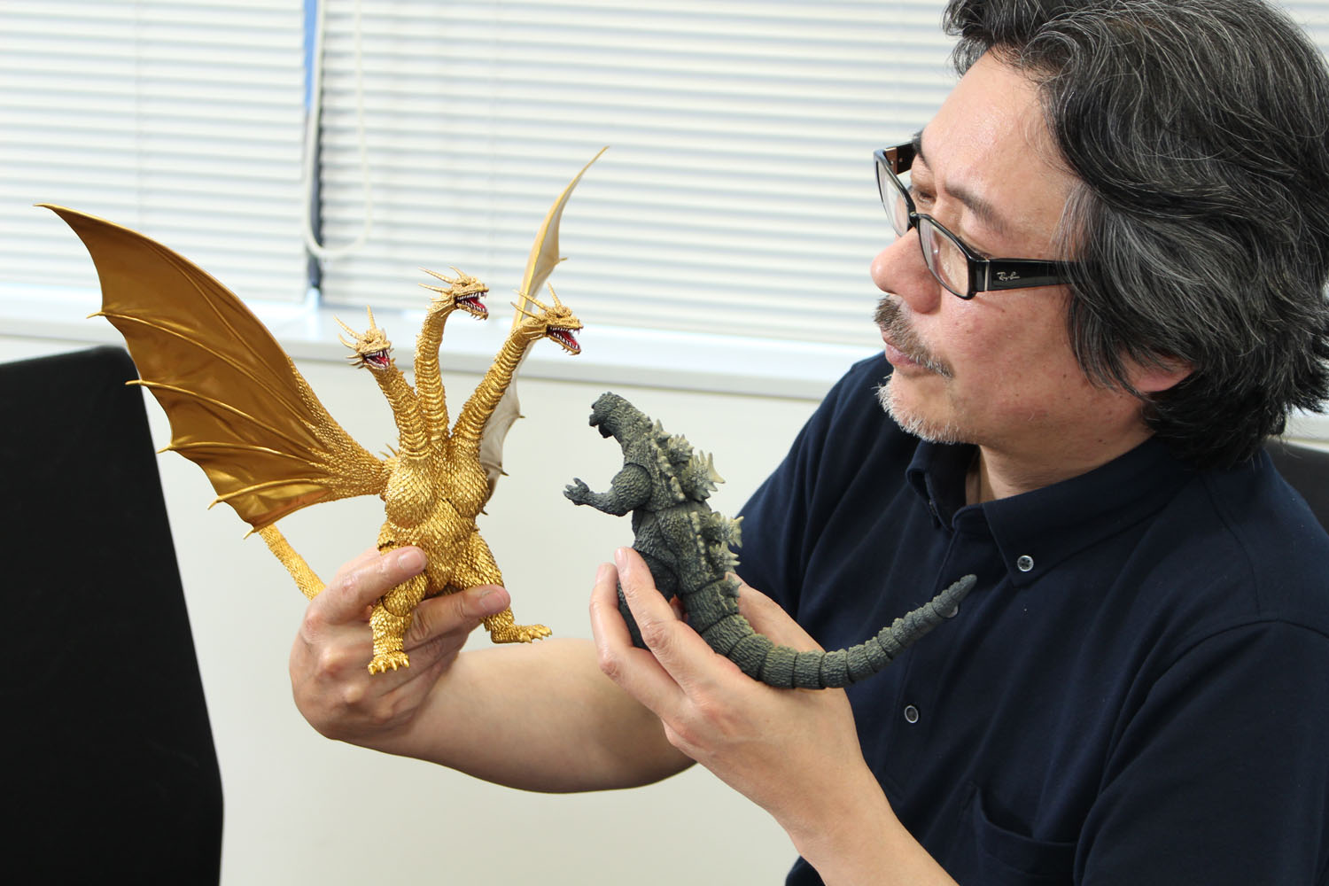 酒井氏にフィギュアを持ってもらった