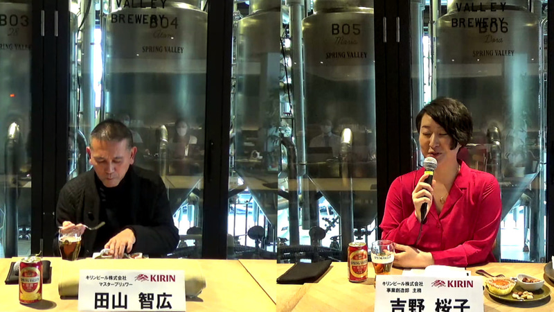 吉野さんが説明しているときにペアリングを楽しむ田山さん