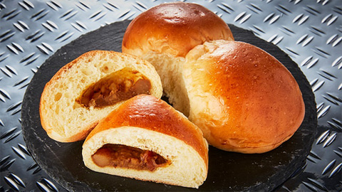 ローソンストア100と布袋寅泰がコラボしたカレーパンやベィビーシュー