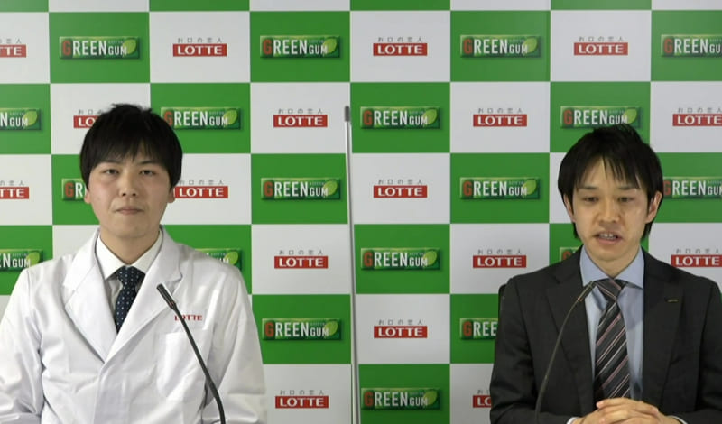 ロッテ 中央研究所 チューインガム研究部 チューインガム研究の海老原京太氏（左）とマーケティング本部 ブランド戦略部の毛利彰太氏（右）