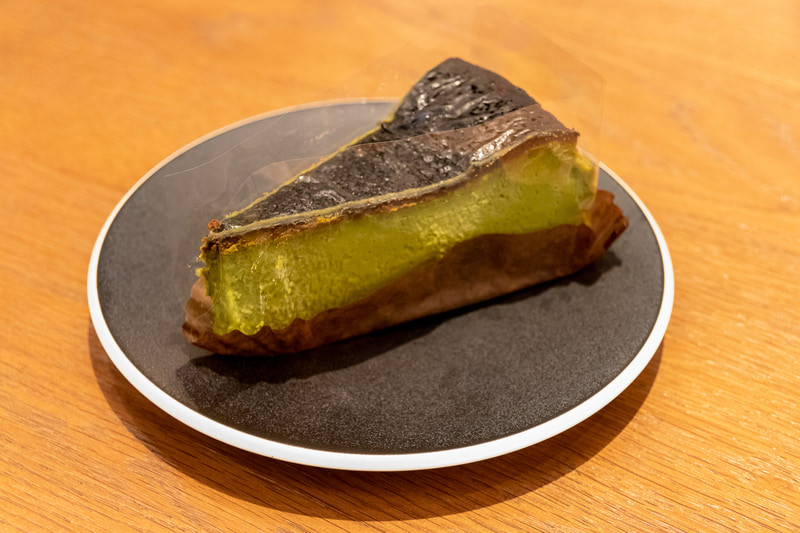 抹茶とレアチーズを使った「STONEMILLの抹茶バスクチーズケーキ」