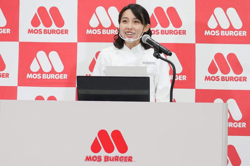 商品について説明する株式会社モスフードサービスの弘法利榮子氏