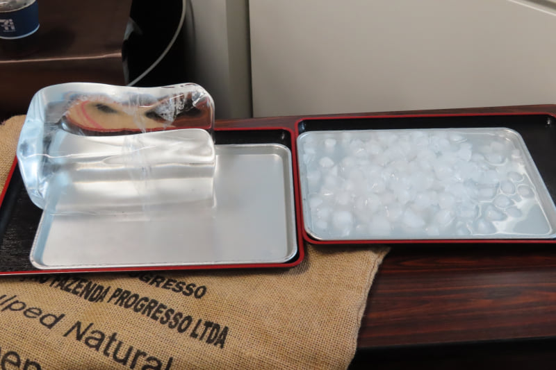 左がセブンカフェで使われる氷。不純物が少ないため、一般的な冷凍庫で作った氷（右）と比べて透き通っている