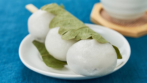 ローソンストア100、大きな柏餅を串に刺した「渾身の一本！かしわ餅