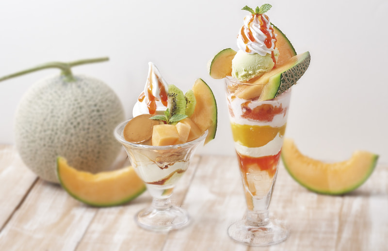 右から北海道産赤肉メロンのパフェ、北海道産赤肉メロンのプリン・ア・ラ・モードサンデー