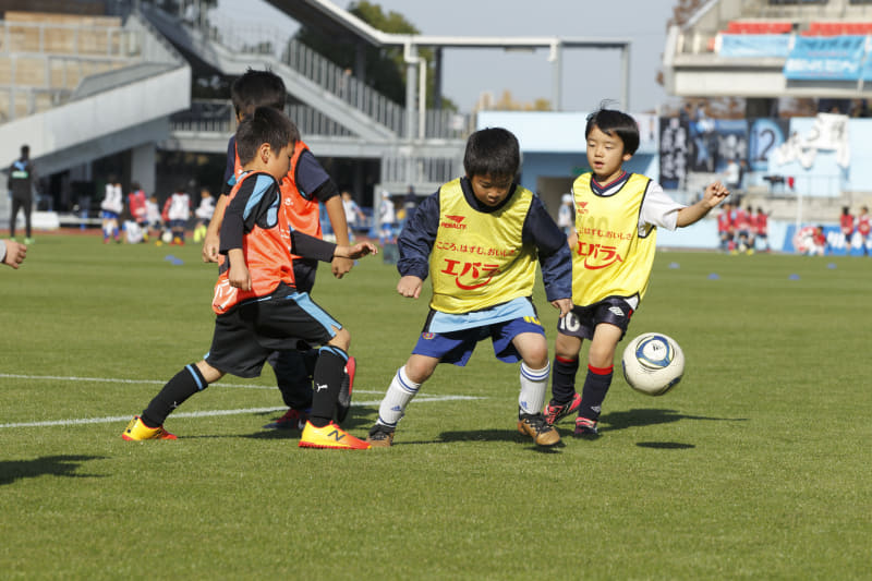 「黄金の味」サッカー日本代表デザインボトルを発売する