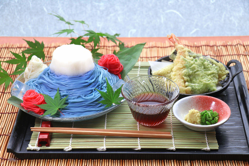 そうめん200g、天ぷら（海老、穴子、大葉、茄子）、しょうが、ネギで、価格は850円