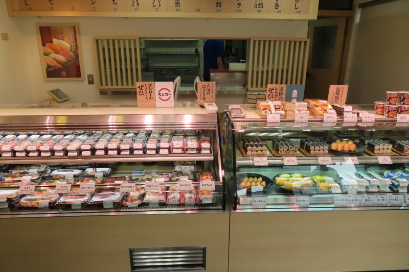 左側がスシロー、右側が京樽の陳列ケース