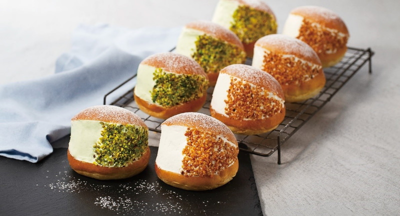 エプロントの「マリトッツォ ピスタチオ＆フランボワーズ」（左）と、「マリトッツォ レアチーズ＆プラリネ」（右）