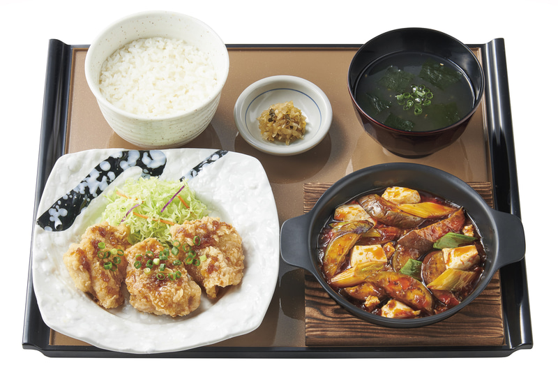 「麻婆茄子と油淋鶏の定食」（890円）