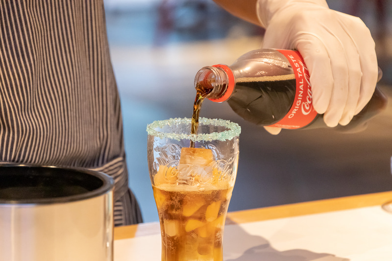 パッションフルーツシロップとのグラデーションを意識して、コカ・コーラは静かに注ぐ