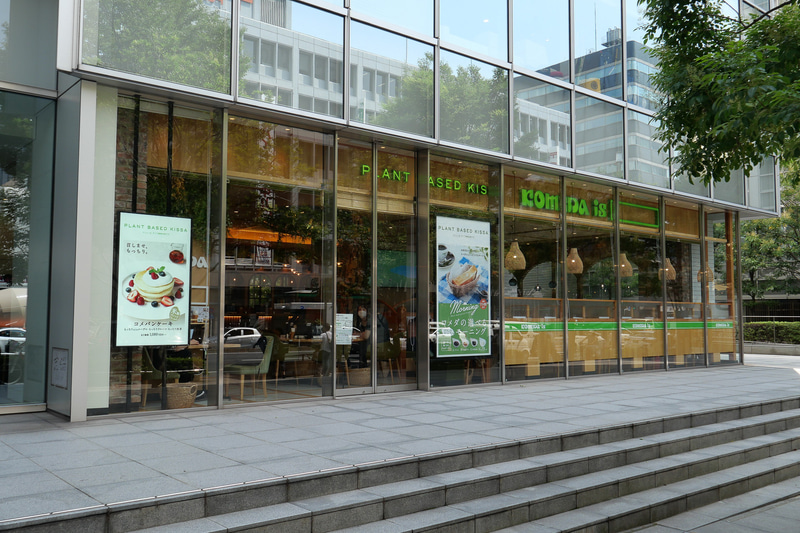 晴海通り沿い、東銀座寄りの築地にあるコメダのプラントベースブランド店舗「KOMEDA is □ 東銀座店」