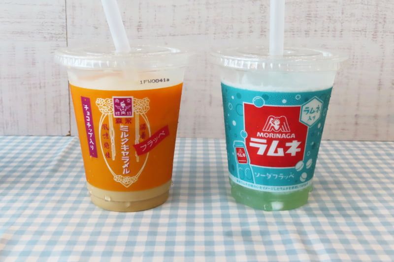 7月17日発売の「森永ラムネソーダフラッペ」（右）と「森永ミルクキャラメルフラッペ」（左）