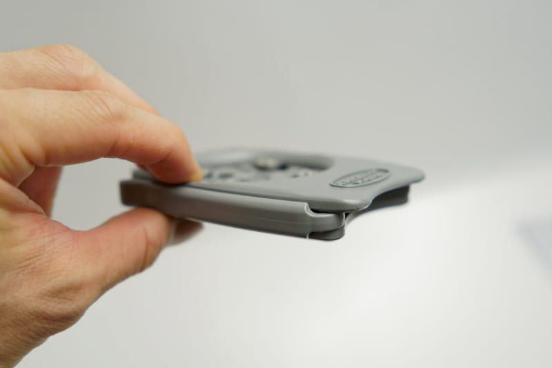 薄くて収納しやすく、安全に使える缶切りと言うこともできる