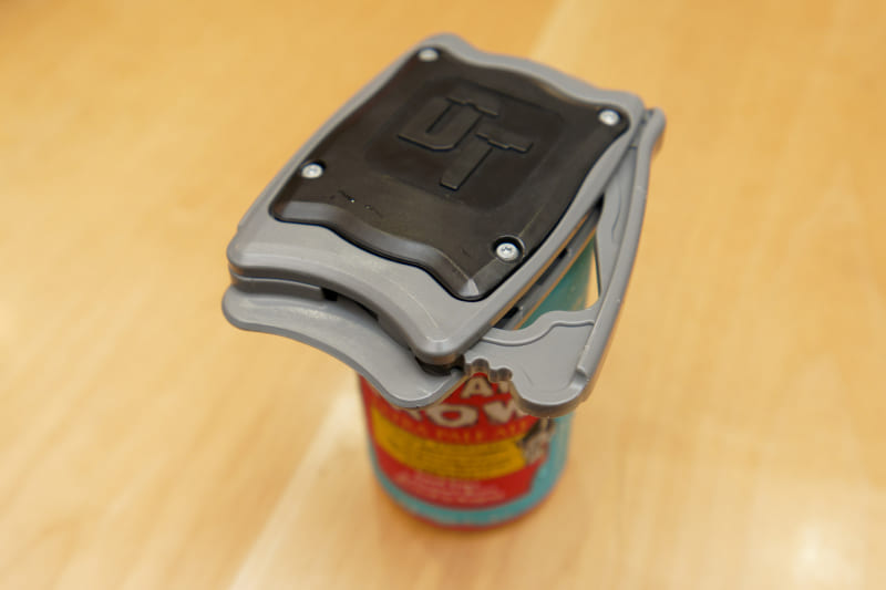 サイドのレバーを開いた状態にして缶にかぶせる