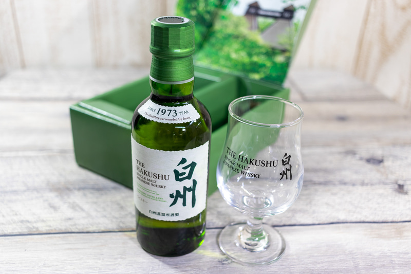 事前に届くテイスティングキットにテンションも上がる。森の蒸留所らしい、緑を基調としたパッケージに癒される。付属のテイスティンググラスはブレンダーが使っているものと同じ形状のもの