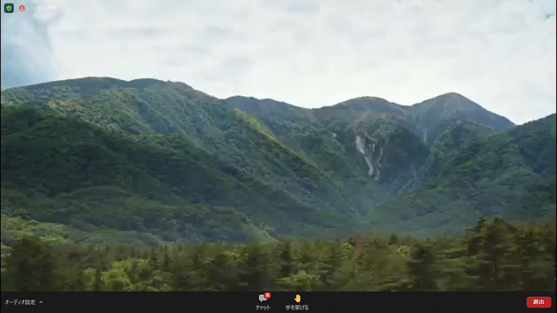 美しい山々のふもとに位置する