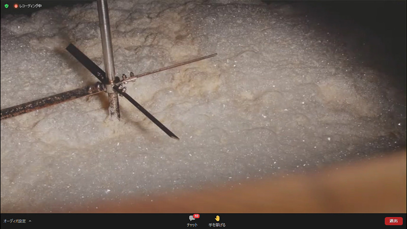 めずらしい木桶を使った発酵は中の様子も見せてくれる