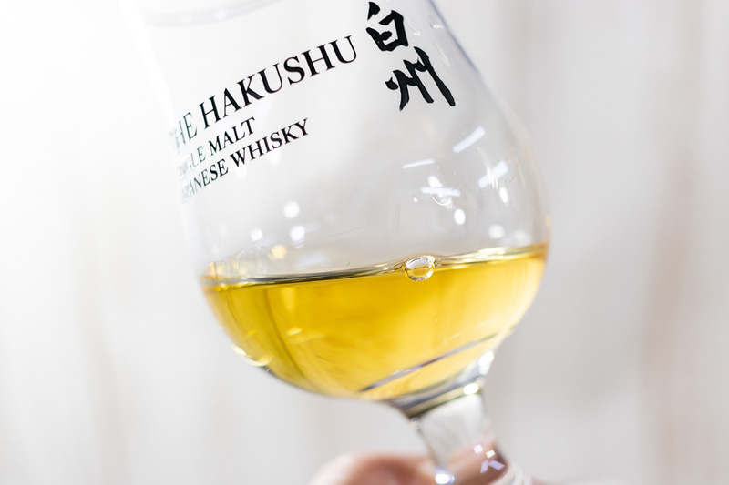 蜂蜜を思わせる黄金色にミント香がほのかにする白州。少しの酸味とスモーキーさも特徴だ。変な余韻が口のなかに残ることもなく、すぅーっと消えていくのが素晴らしい。人気の山崎同様、入荷するとあっという間に売り切れる状態なので、近いうちに適正価格で手に入ることを祈るばかり