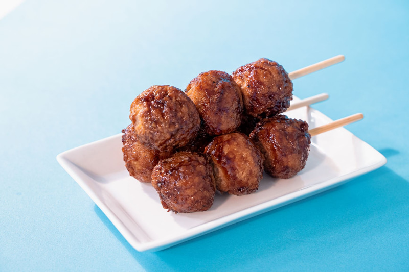 ファミリーマートは「こりこりなんこつ入りつくね串（タレ）」を発売する
