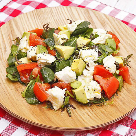 「明治北海道十勝生モッツァレラ」の公式Instagramでは、レシピを紹介している。写真は「ちぎりモッツァレラとアボカドのサラダ」