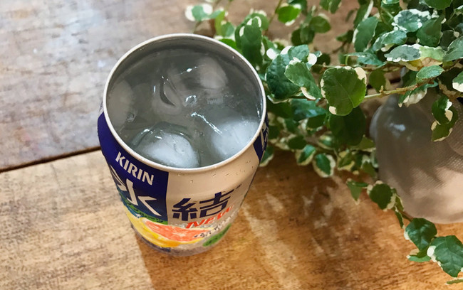 グラスのように滑らかな広々飲み口