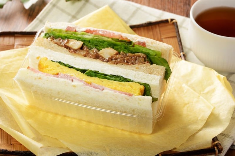 「台湾サンドイッチ（ルーローサラダ＆オムレツ）」（450円）