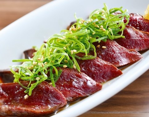 「牛ハツステーキ 胡麻塩仕立て」（438円）
