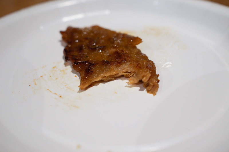 噛み切ってみると、断面は本物の肉とは違う感じもするが、そのおかげか歯応えがあって肉っぽさを感じる