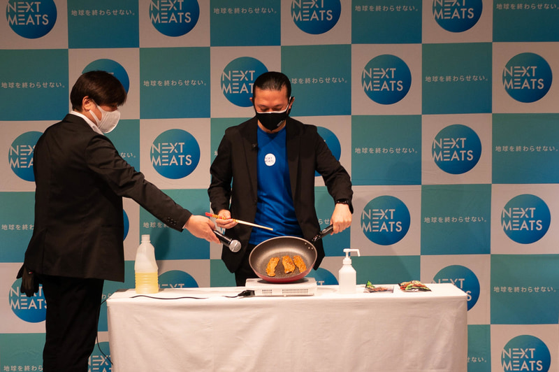 調理実演をするネクストミーツの佐々木氏。1切れが大きいこともあり、「ジューッ」という焼く音がしっかりと聞こえてきたが、こうした音にもこだわっているという