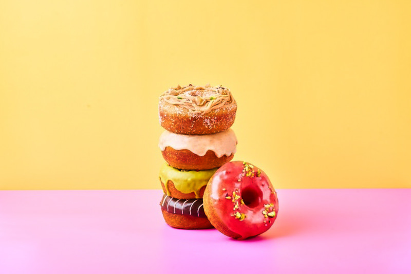 「2foodsオリジナルプラントベースドーナツ ラズベリーピスタチオ/モンブラン/メープルチョコナッツ/ピスタチオリース/抹茶あんバター/マンゴー&パッション/プレーン」（363円から・テイクアウトは356円から）