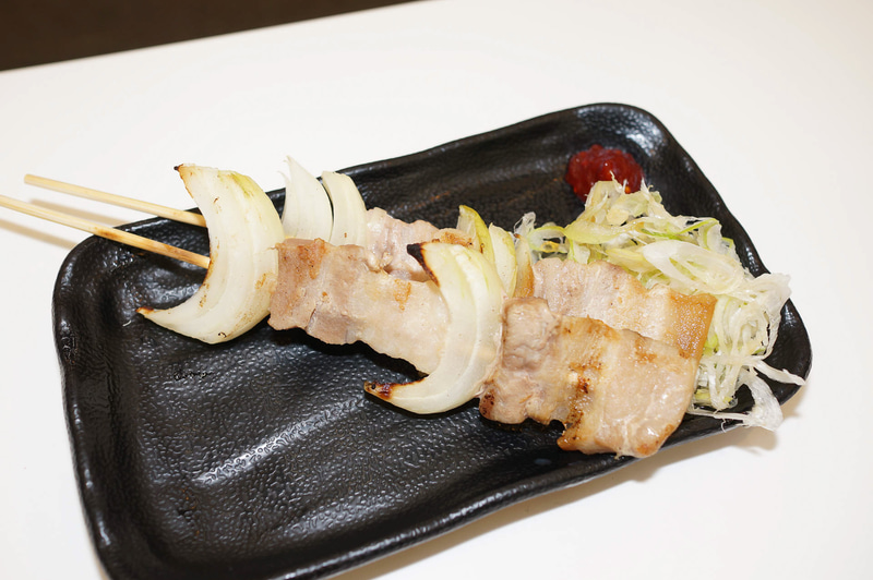 鳥貴族で提供される韓国風豚玉ネギ串