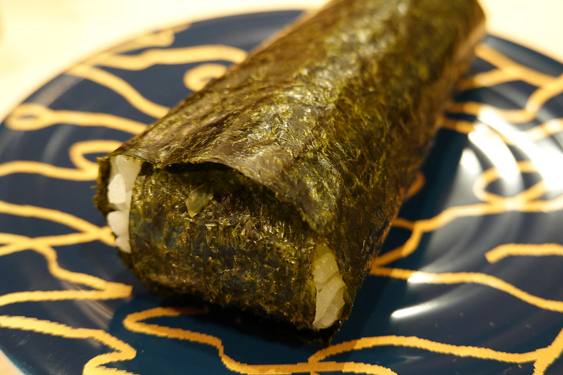 片面のシャリ部分を別の細身の海苔でカバーしている