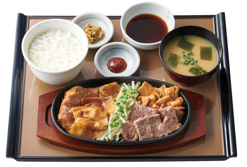 牛カットステーキと牛ホルモンと 豚バラ焼の定食