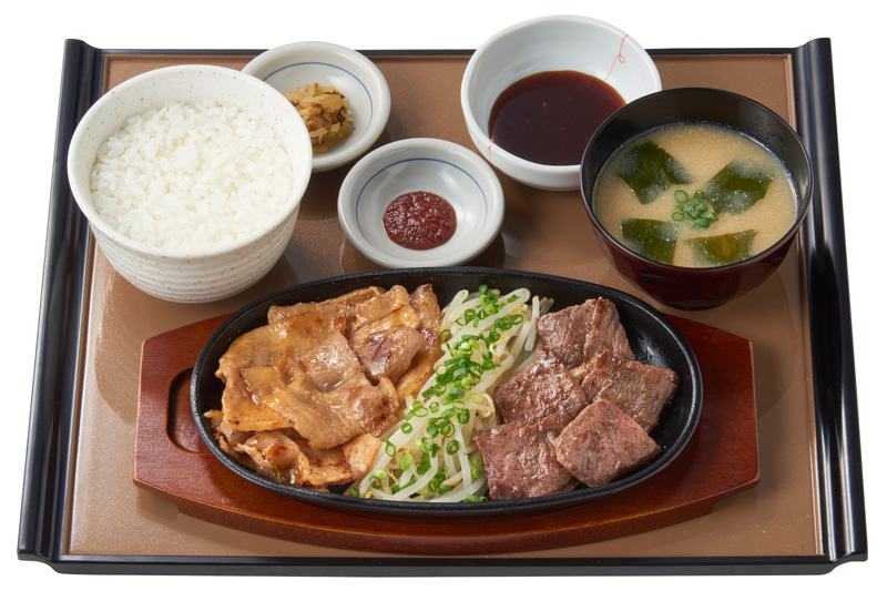 カットステーキと豚バラ焼の定食