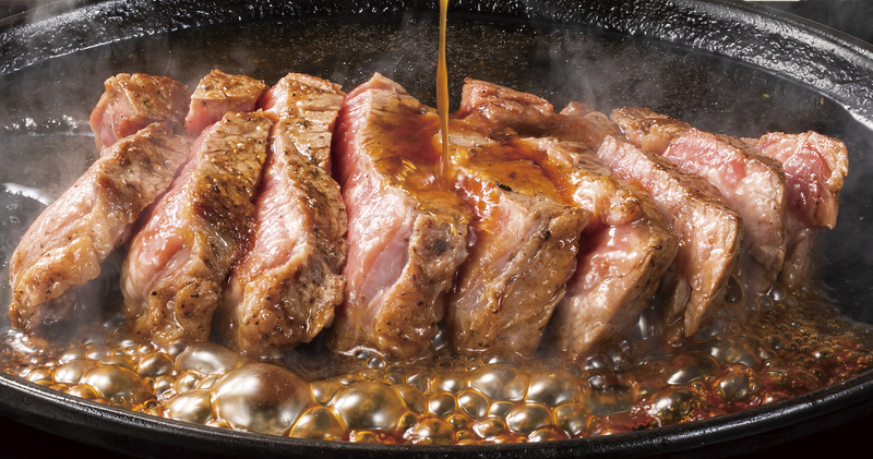 「激アツステーキ」は、厚さ2センチの肩ロースステーキをレアで焼き上げ、食べやすくカットして、アツアツの鉄板で提供
