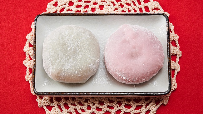 「あんこたっぷり紅白大福 2個」（108円、12月29日発売／関東エリアは30日発売）