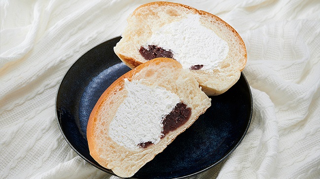 「VL クリームを味わうホイップぱん（つぶあん入り）」（108円、12月15日発売）