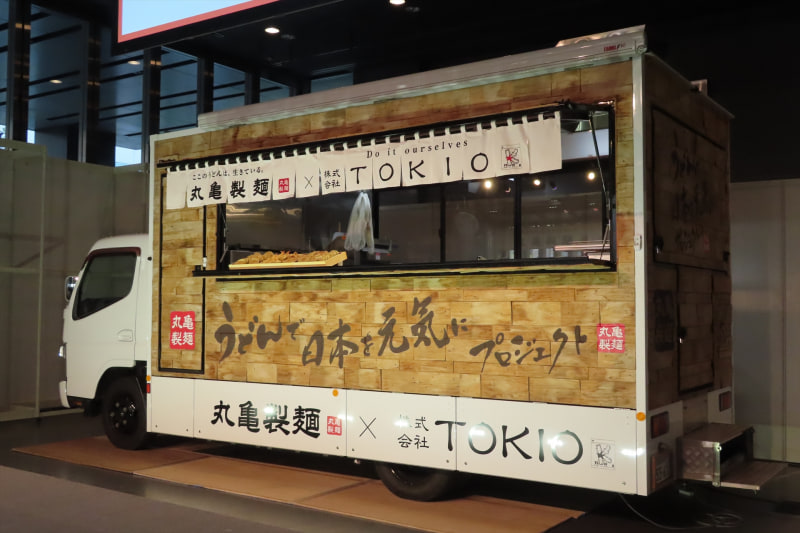 今回のプロジェクトで使用されるキッチンカー「笑顔うどん号 にこまる」